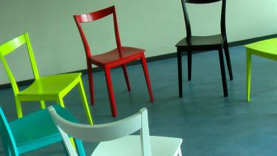 Bunte Stühle (c) pixabay Bunte Stühle