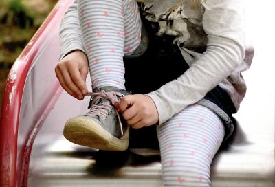 Kindergarten Kind Rutschbahn Schnürsenkel