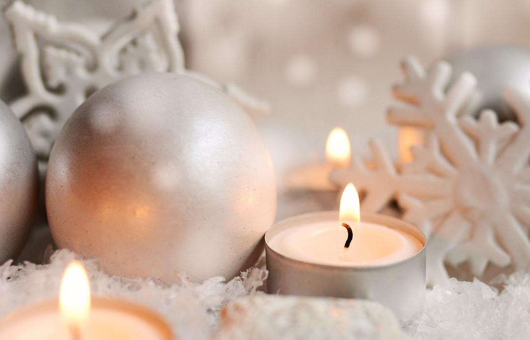Christbaumkgeln und Teelichter - silbern