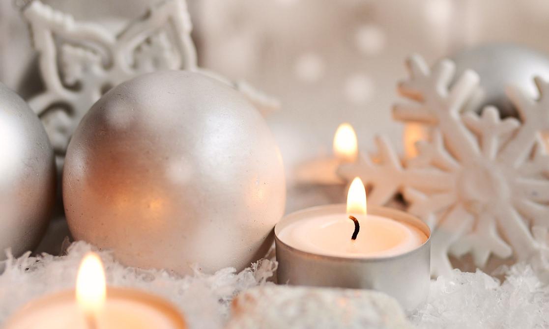 Christbaumkgeln und Teelichter - silbern